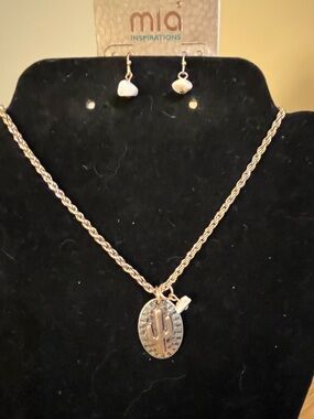 Brand new Mia Inspired cactus necklace and earrings w/ stone gold tone chain 16”